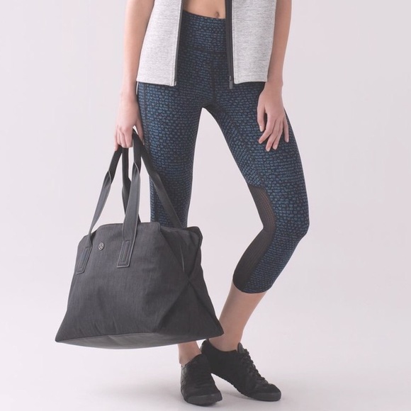 NWOT Lululemon Deep Breath Crop - Picture 3 of 11